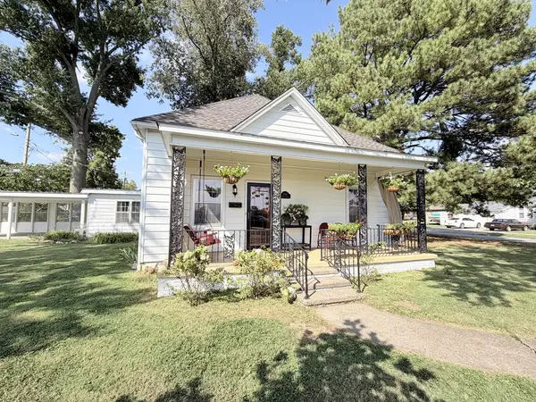 1300 Grant ST, Eldorado, IL 62930