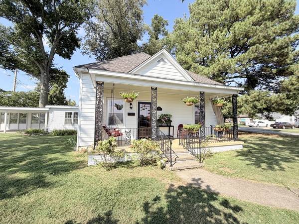 1300 Grant ST, Eldorado, IL 62930