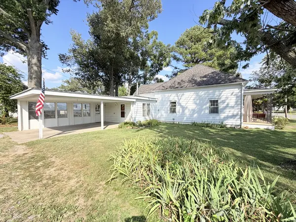 1300 Grant ST, Eldorado, IL 62930