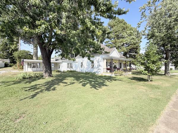 1300 Grant ST, Eldorado, IL 62930