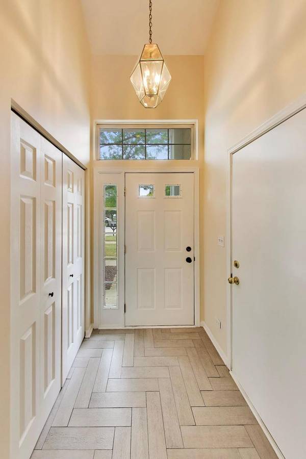 939 Charlela LN #939, Elk Grove Village, IL 60007