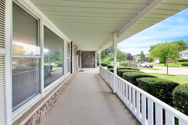 7613 Hayenga LN, Darien, IL 60561