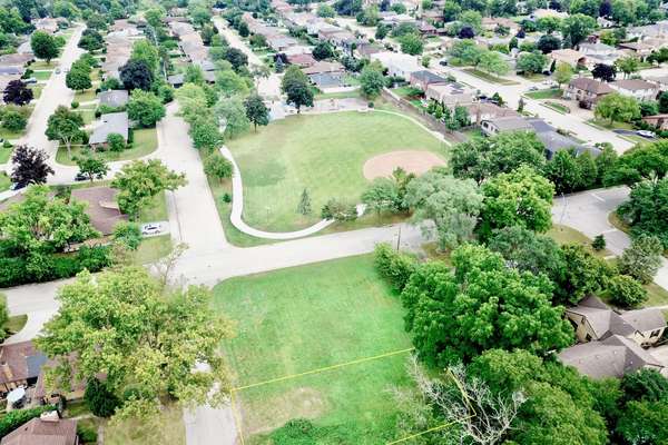 6607 Palma LN, Morton Grove, IL 60053