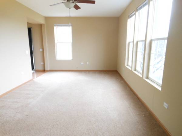 3289 Cremin LN, Aurora, IL 60502