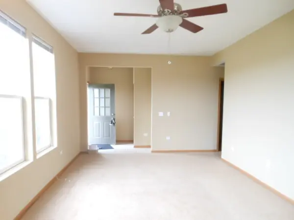 3289 Cremin LN, Aurora, IL 60502