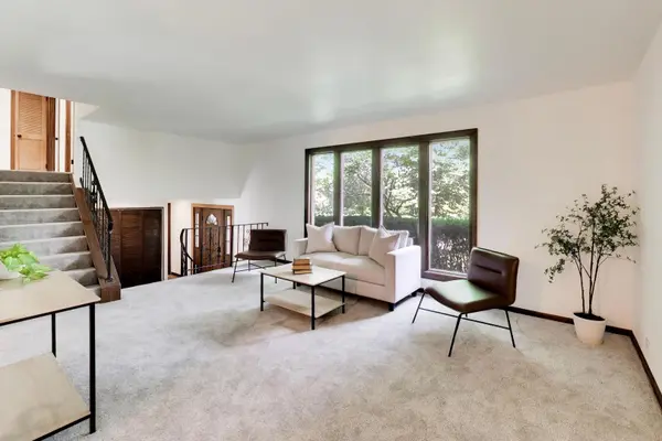 915 W Frontenac DR, Arlington Heights, IL 60004
