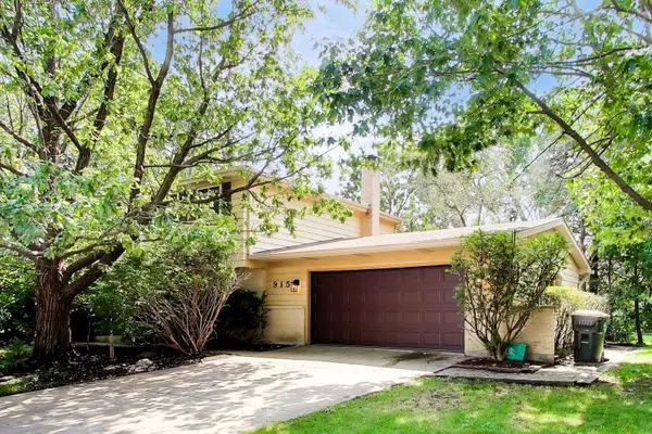 915 W Frontenac DR, Arlington Heights, IL 60004