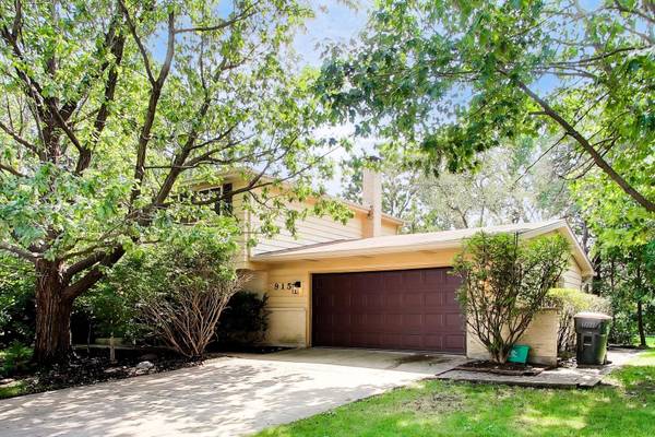 915 W Frontenac DR, Arlington Heights, IL 60004