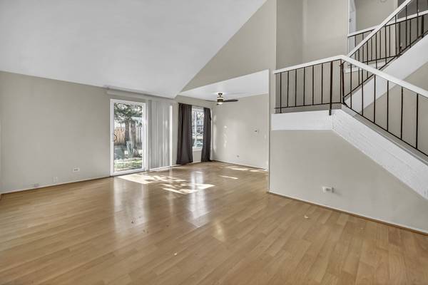 545 Alton CT, Carol Stream, IL 60188