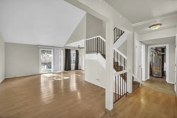 545 Alton CT, Carol Stream, IL 60188