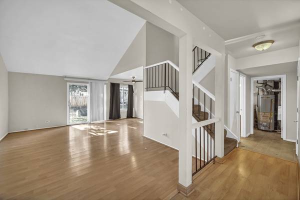 545 Alton CT, Carol Stream, IL 60188
