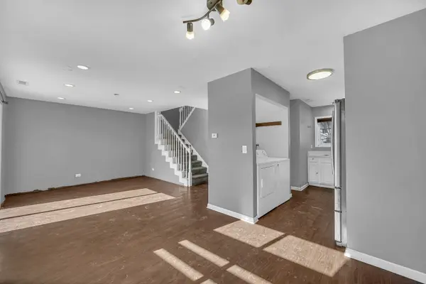 454 Esselen CT, Carol Stream, IL 60188
