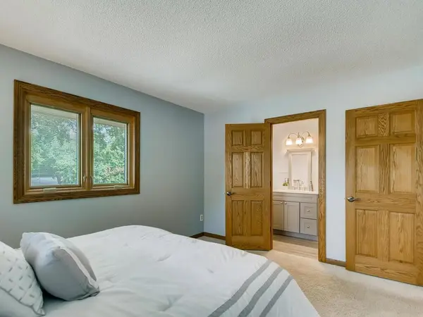 3909 Penrod LN, Saint Anthony, MN 55421