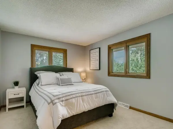 3909 Penrod LN, Saint Anthony, MN 55421