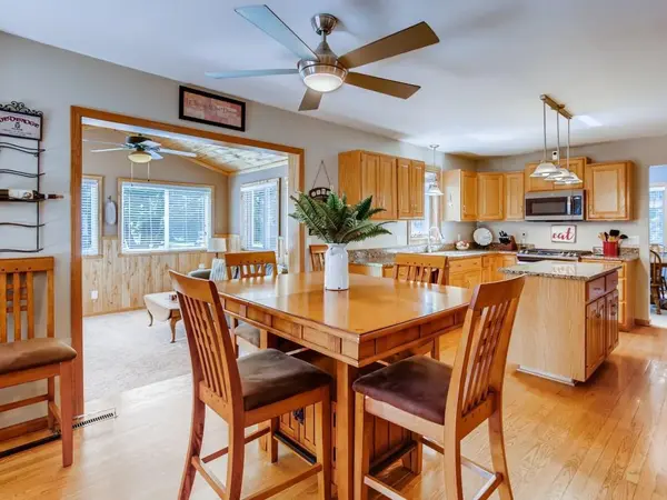 523 Hackmore DR, Eagan, MN 55123