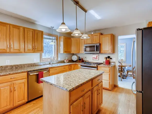 523 Hackmore DR, Eagan, MN 55123