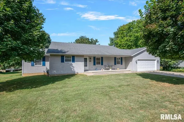 303 S GLEN OAK DR, Athens, IL 62613