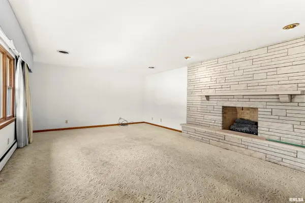 303 SHADY KNOLLS DR, East Peoria, IL 61611