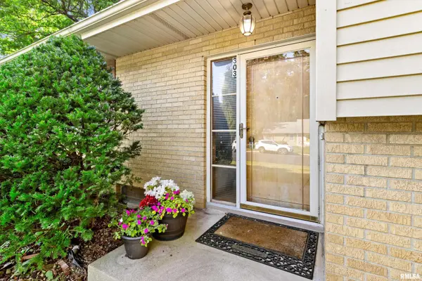 303 SHADY KNOLLS DR, East Peoria, IL 61611