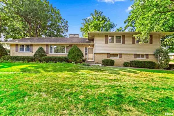 303 SHADY KNOLLS DR, East Peoria, IL 61611