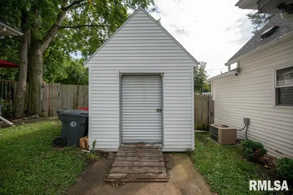 1002 MARKET ST, Pekin, IL 61554