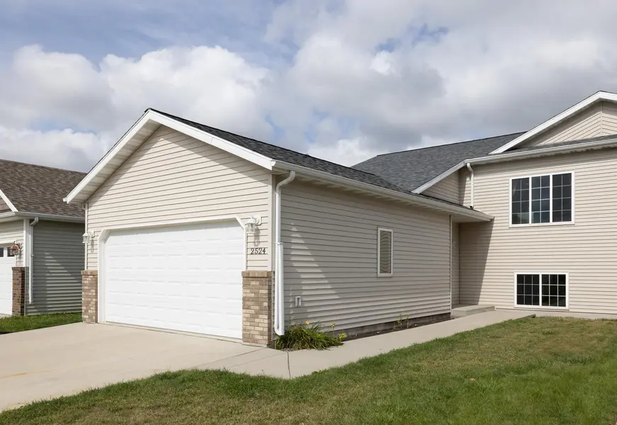 2524 31st AVE S, Moorhead, MN 56560
