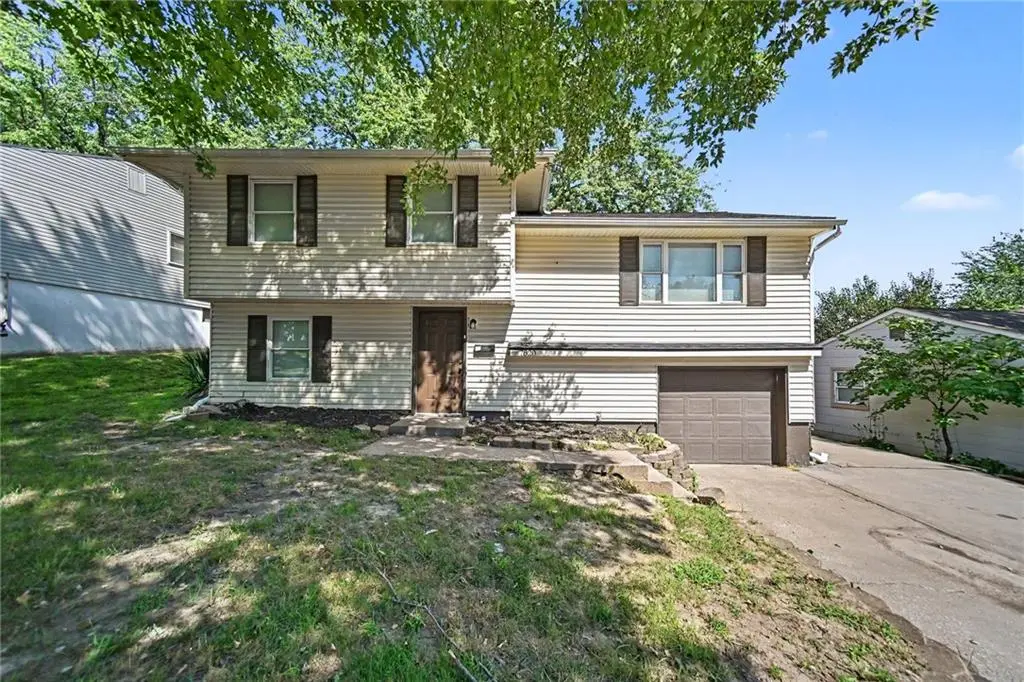 7820 NE San Rafael DR, Kansas City, MO 64119