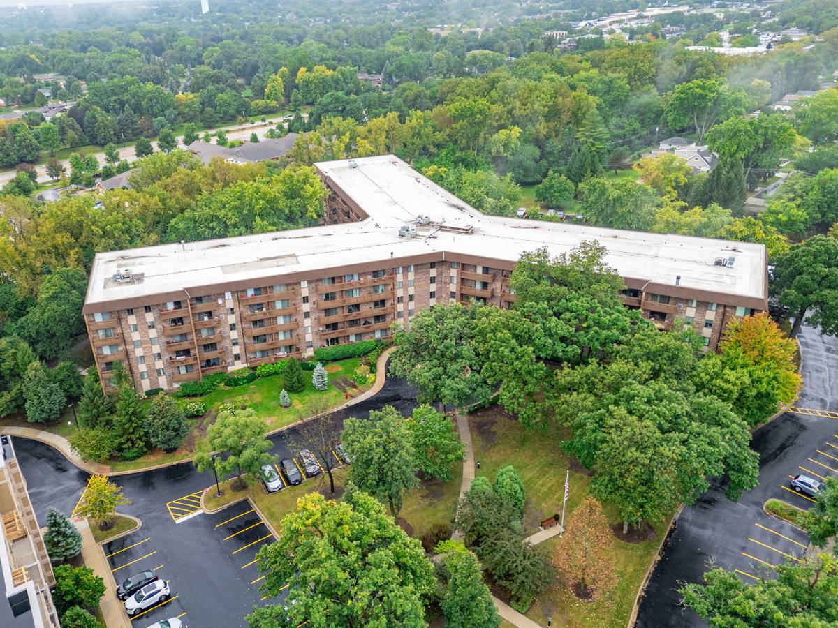 120 Lakeview DR #208, Bloomingdale, IL 60108