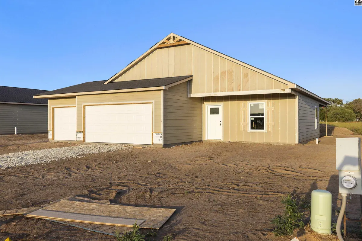 4100 Ridgewood Dr., Hutchinson, KS 67502