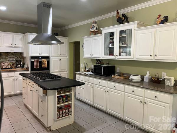201 S Face LN, Burnsville, NC 28714