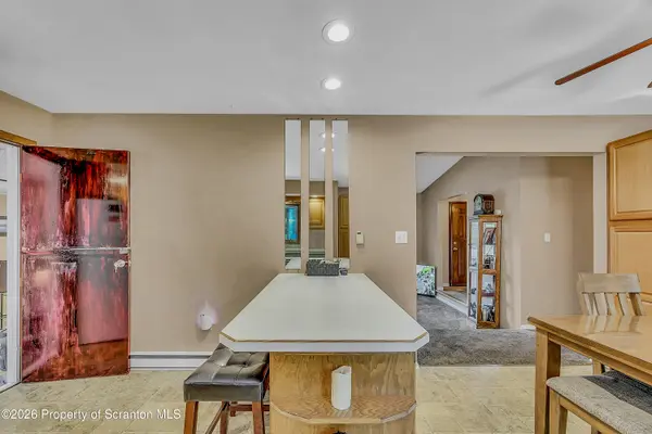 604 Circle DR, Roaring Brook Twp, PA 18444