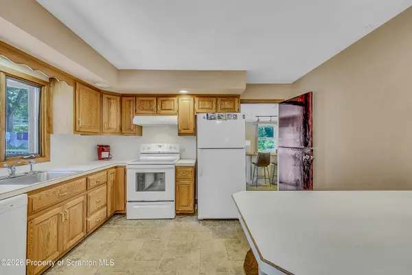 604 Circle DR, Roaring Brook Twp, PA 18444