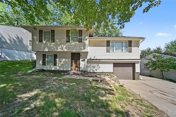 7820 NE San Rafael DR, Kansas City, MO 64119