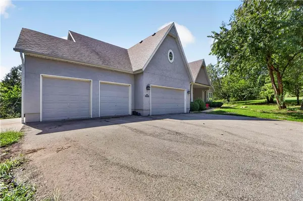 28098 Overbrook RD, Paola, KS 66071