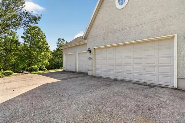 28098 Overbrook RD, Paola, KS 66071