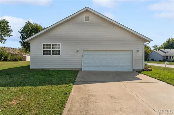 950 Whitechapel DR, O'fallon, IL 62269