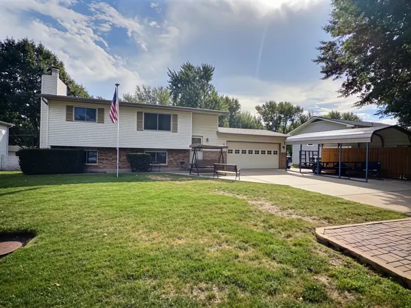 920 Cherry Hills Drive, Newton, KS 67114