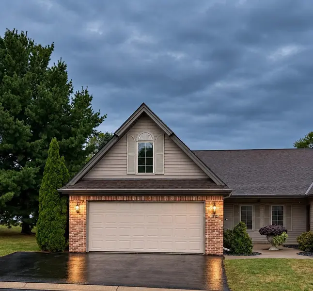 1913 Stone CRK, Hudson, WI 54016
