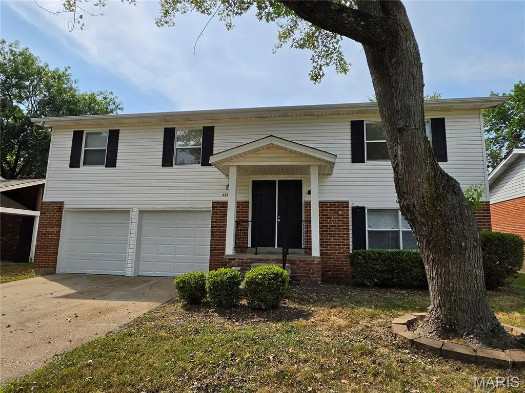 2337 Millvalley DR, Florissant, MO 63031