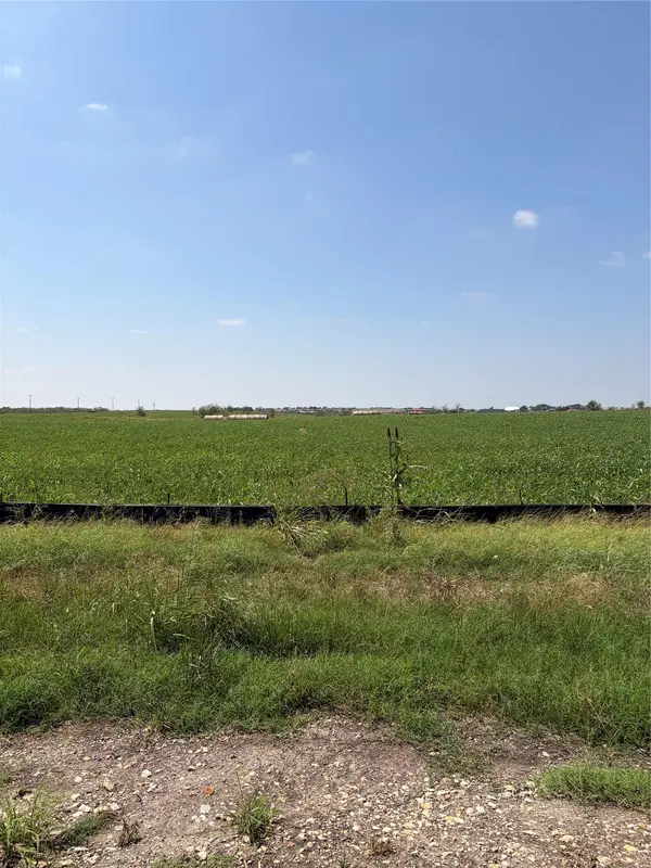 1050 E Herrin DR, Coupland, TX 78615