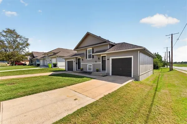 100 E South AVE, Belton, MO 64012