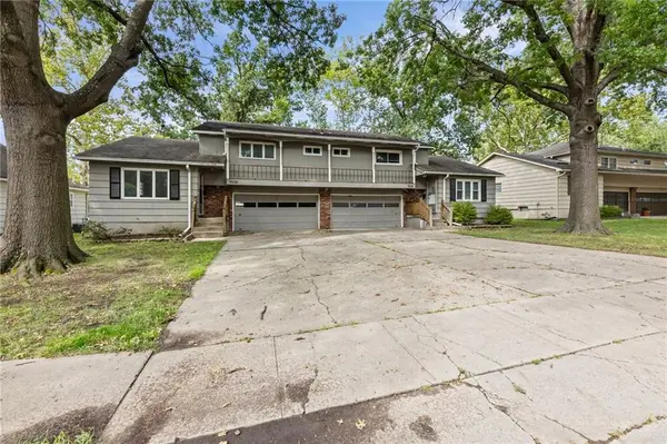 9636 Outlook DR, Overland Park, KS 66207