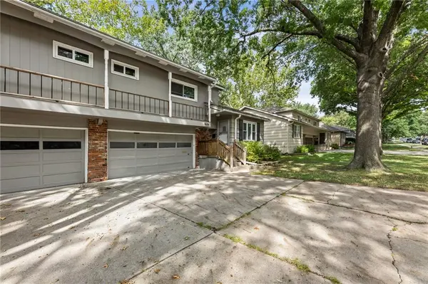 9636 Outlook DR, Overland Park, KS 66207