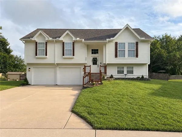 810 S Morgan DR, Peculiar, MO 64078
