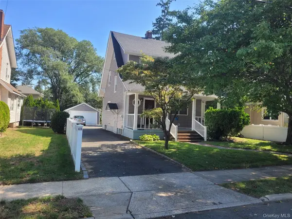 8 Rolling ST, Lynbrook, NY 11563