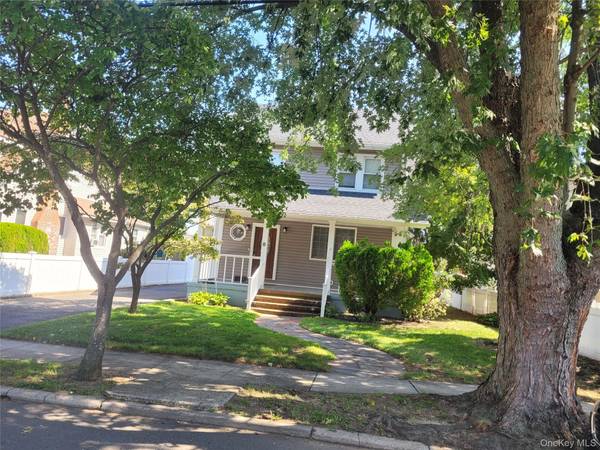 8 Rolling ST, Lynbrook, NY 11563