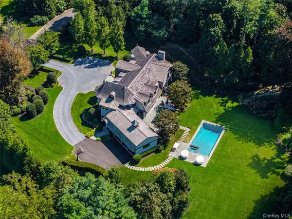 2 Hidden Pond DR, Old Westbury, NY 11568