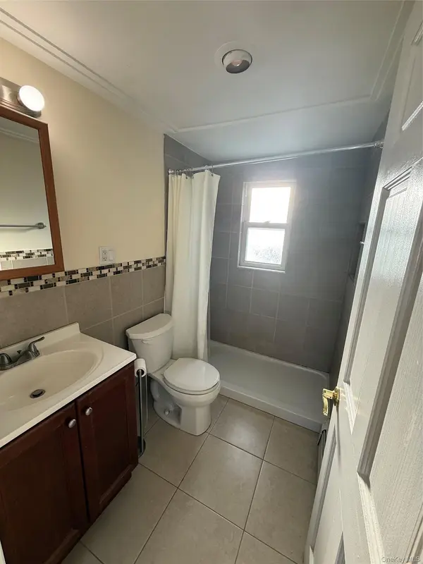84 surd RD, Lindenhurst, NY 11757