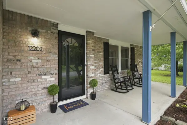 12202 Colbarn PL, Fishers, IN 46038