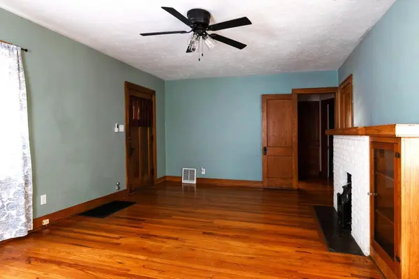 810 S Madison Ave, Wichita, KS 67211-2819